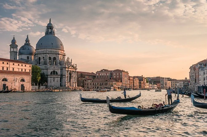 Shared Grand Canal Gondola Ride with Storytelling
